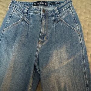 Hollister Ultra High-Rise Mom Jeans, Women’s Size 27